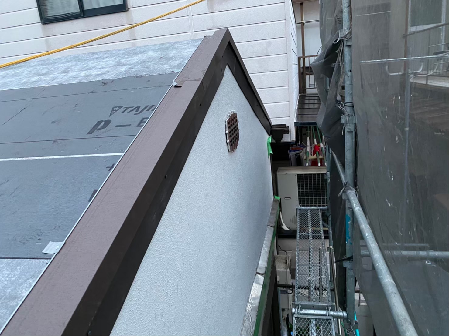 防水紙とケラバ板金